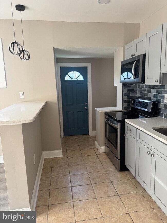 Building Photo - 1945 W Airdrie St