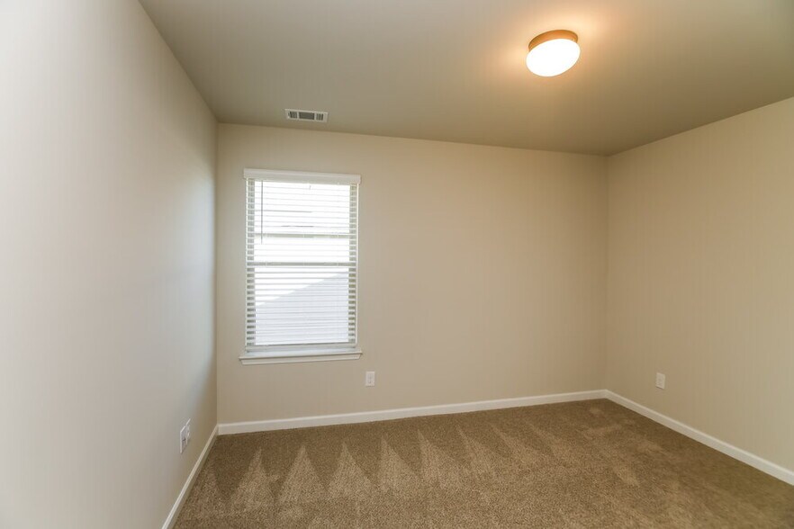 Building Photo - 140 Magnaview Dr