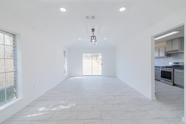 Primary Photo - 2122 Maple Cir