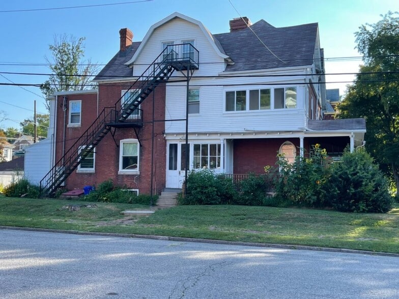 Side of House - 400 E 19th St