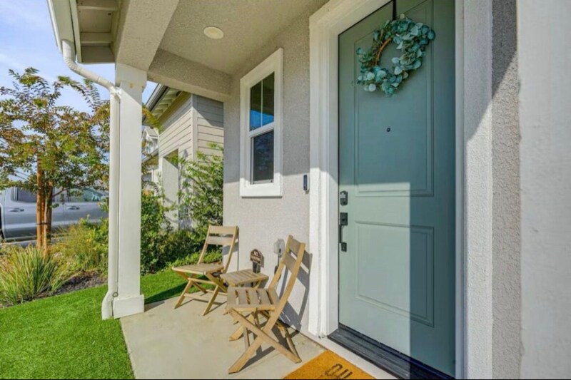 Building Photo - 1030 W Prescott Ave