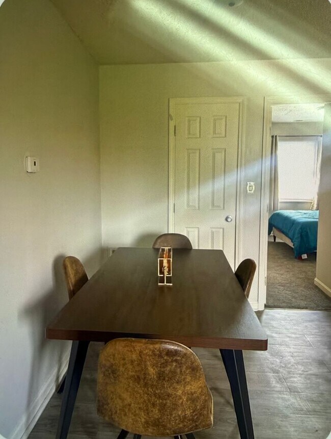 Building Photo - Beautiful Furnished Short Term Rental