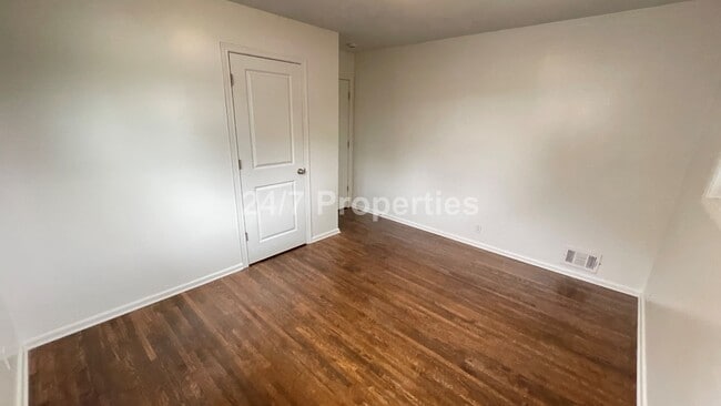 Building Photo - Spacious 4 BD | 2 BA with Backyard - Glads...