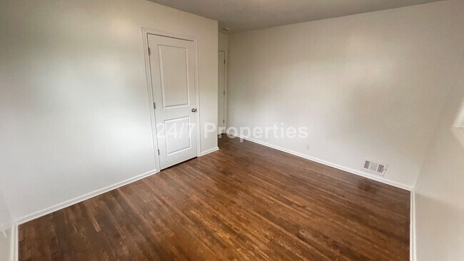 Building Photo - Spacious 4 BD | 2 BA with Backyard - Gladstone