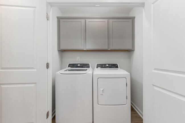 Building Photo - Modern 3-Bed, 2.5-Bath Townhome in Prime L...
