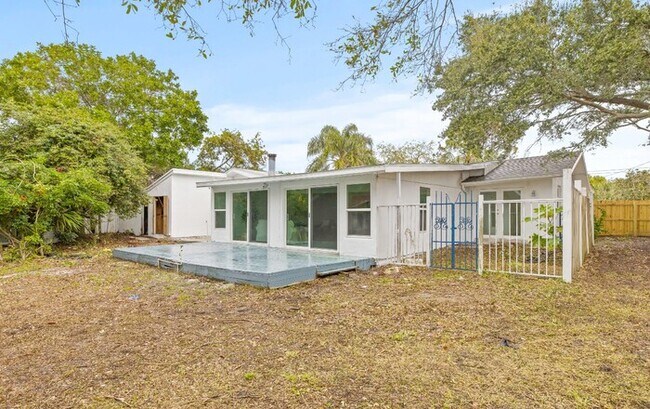 Building Photo - Home For Rent in Clearwater Manor!