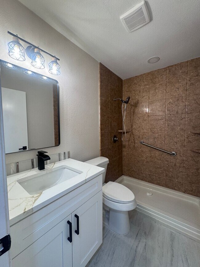 Building Photo - Newly Remodeled 3 Bd | 2 Ba | 2 Car Garage in NW Oxbox! Move In Ready!
