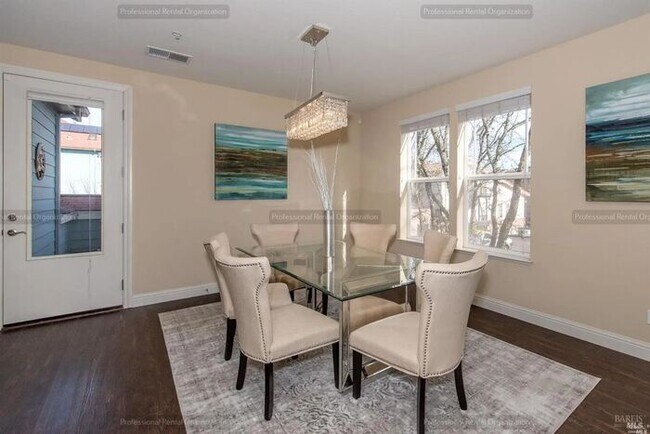 Building Photo - Elegant-Ideally located-Windsor Green End ...
