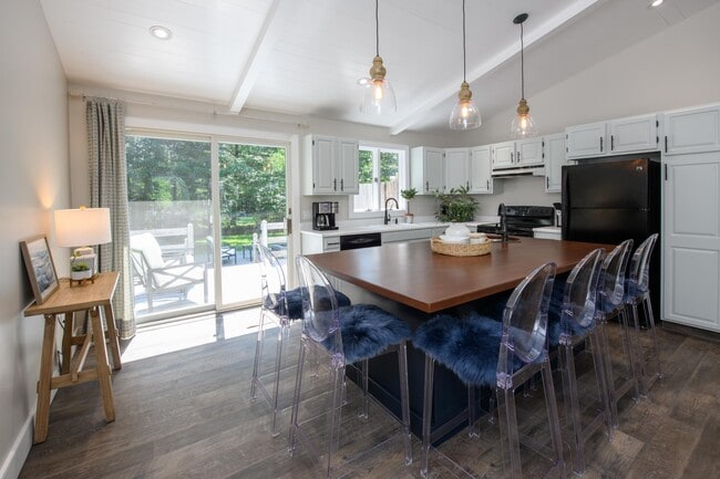 Building Photo - 147 Hemlock Rd