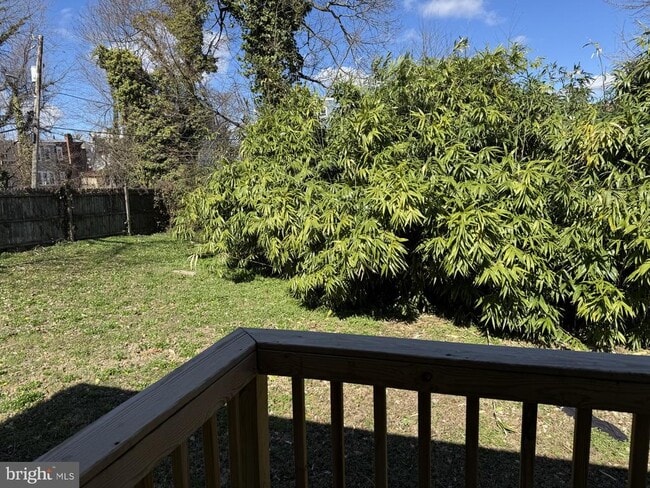 Building Photo - 214 W 8th St