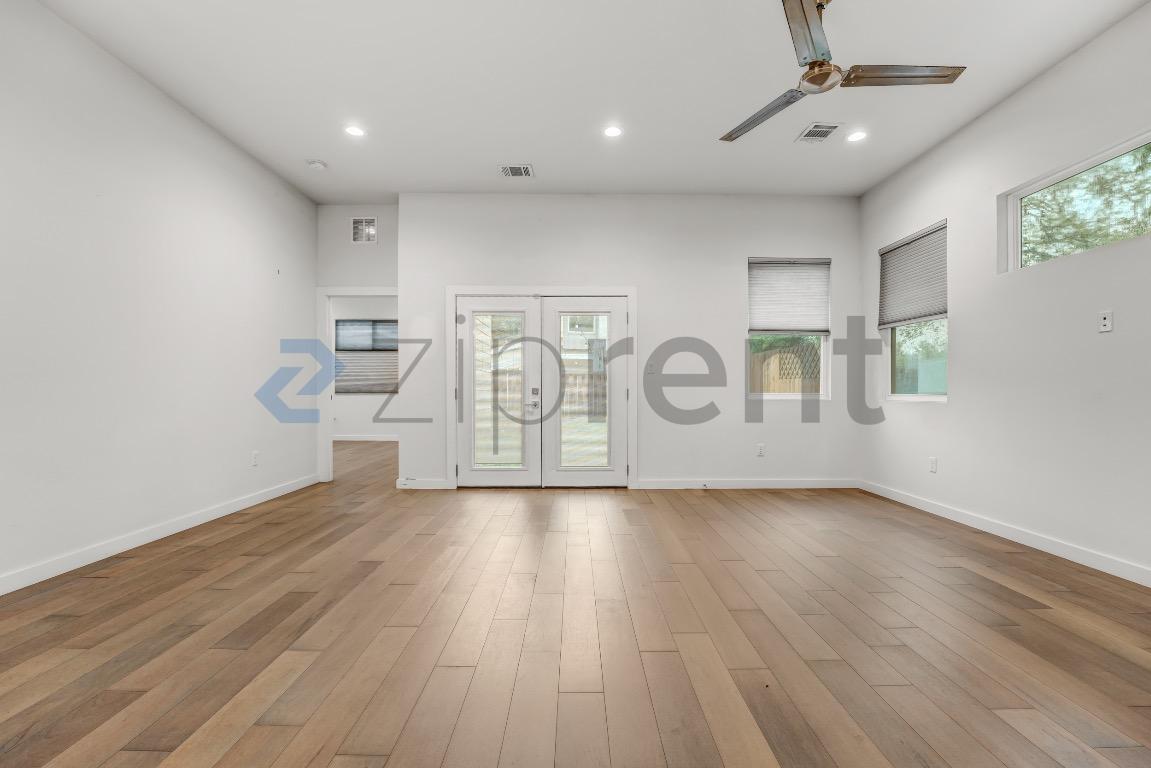Building Photo - Unit A