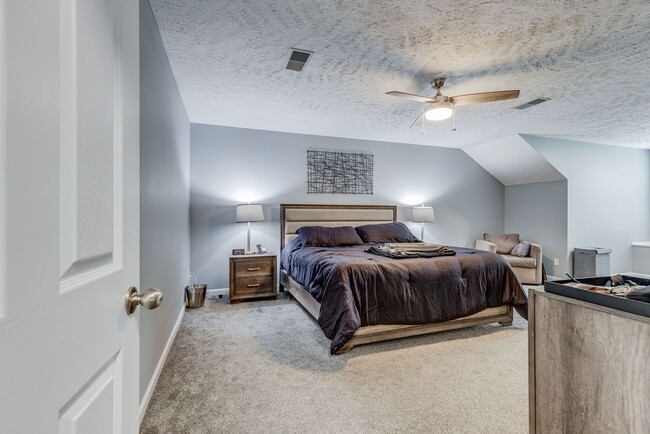 Building Photo - 2 BEDROOM 2 BATH TOWNHOME CLOSE TO DOWNTOWN