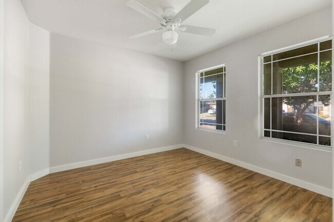 Building Photo - Updated 4/BR 2/BA Home Minutes from Downtown!
