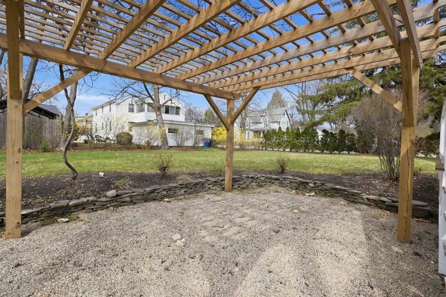 Building Photo - 198 Linden St