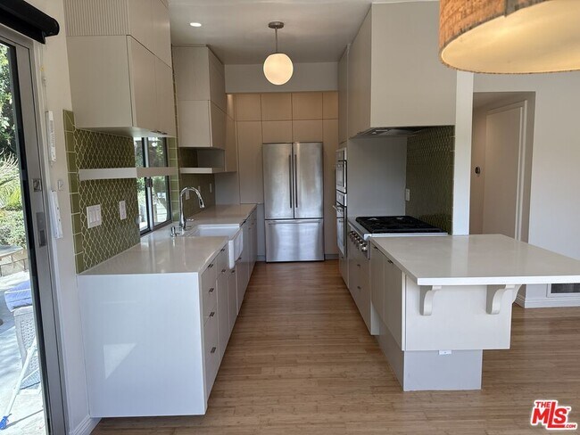 Building Photo - 2243 Silver Ridge Ave