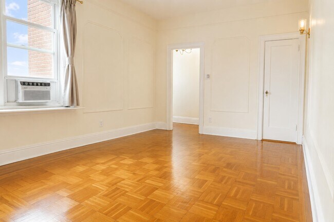 Building Photo - 122 W 39th St
