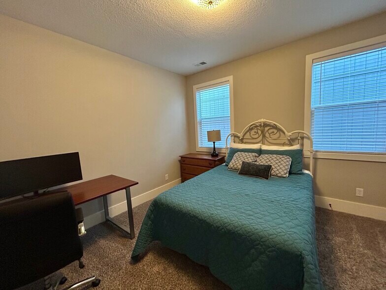 Second bedroom with oversized closet - 405 E 32nd Ave