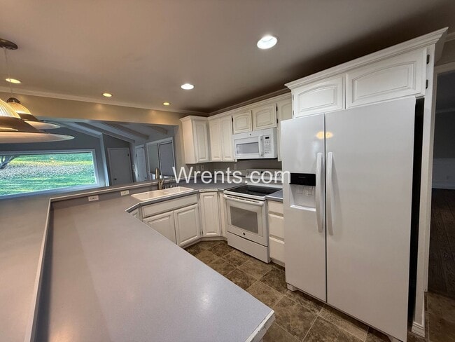 Building Photo - Spacious 6-Bedroom Home with Pool & Multiple Fireplaces – Great Northside Location!