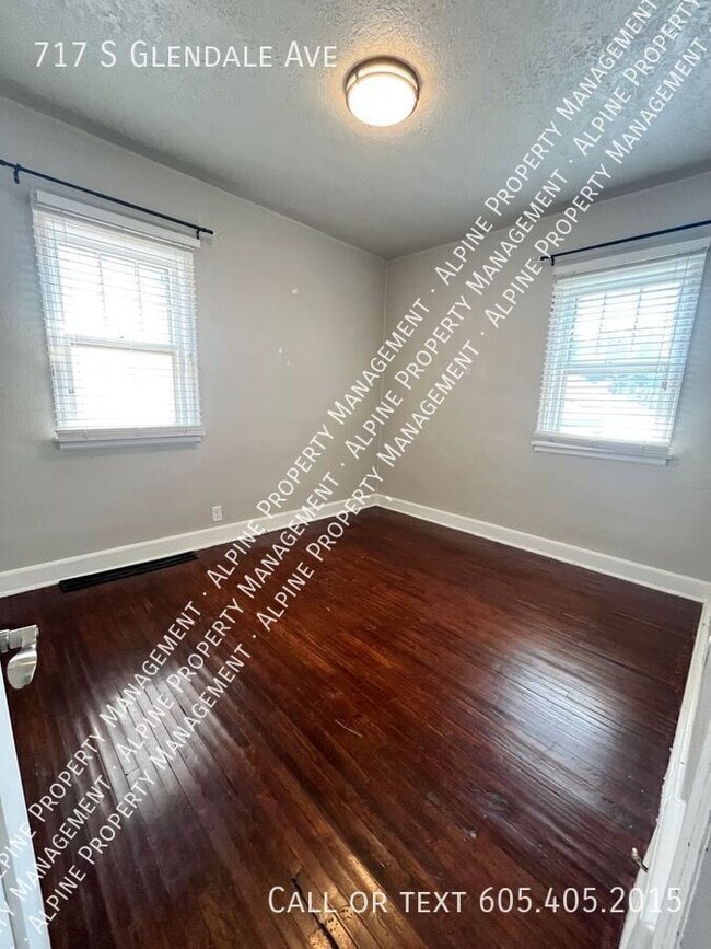 Building Photo - 717 S Glendale Ave