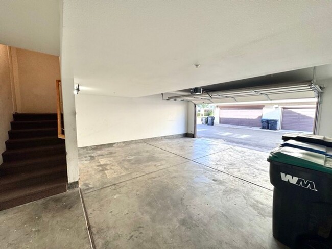 Building Photo - Spacious 3 Bedroom 2.5 Bathroom Condo in t...