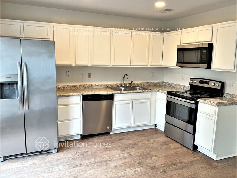 Building Photo - 1803 Shoreline Dr