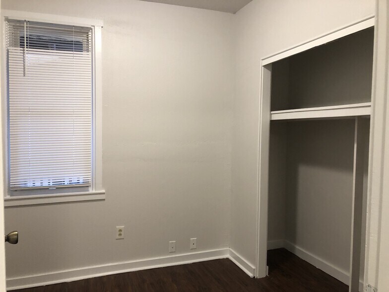 Building Photo - 516 Center Ave