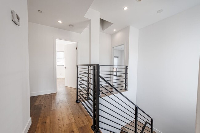 Building Photo - 705 Benton Wy