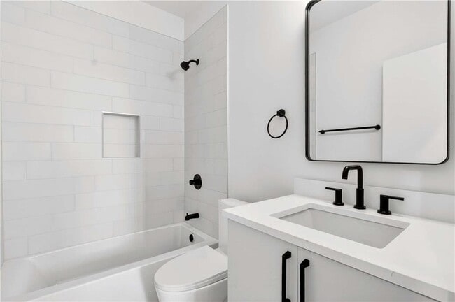 Building Photo - 816 Berne St SE