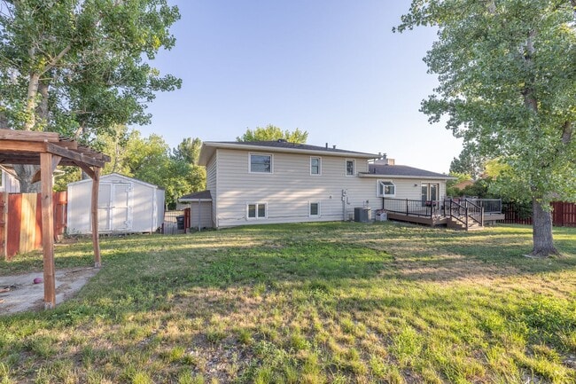 Building Photo - Spacious 5-Bedroom Home with Bonus Room & ...
