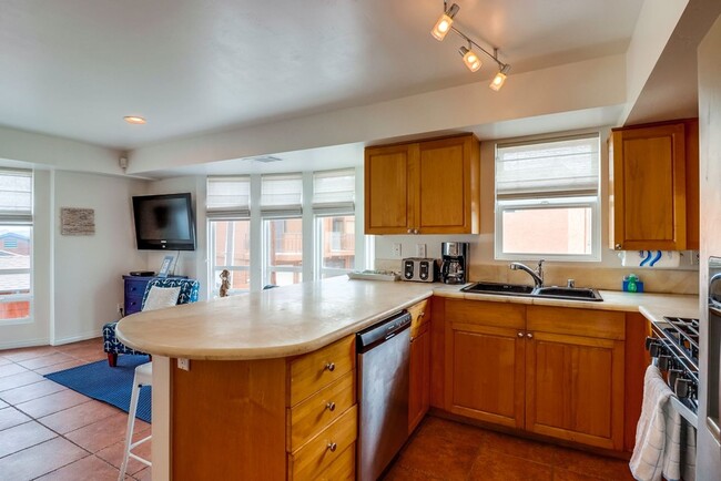 Building Photo - Private Rooftop Deck South Mission Beach