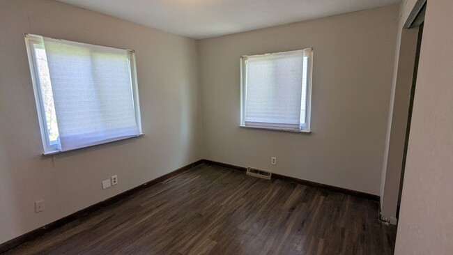 Building Photo - Welcome to this charming 3-bedroom, 1-bath...