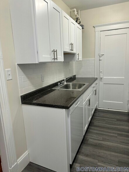 Building Photo - 235 Park Dr