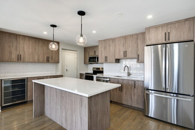 Building Photo - 227 E Walton Pl