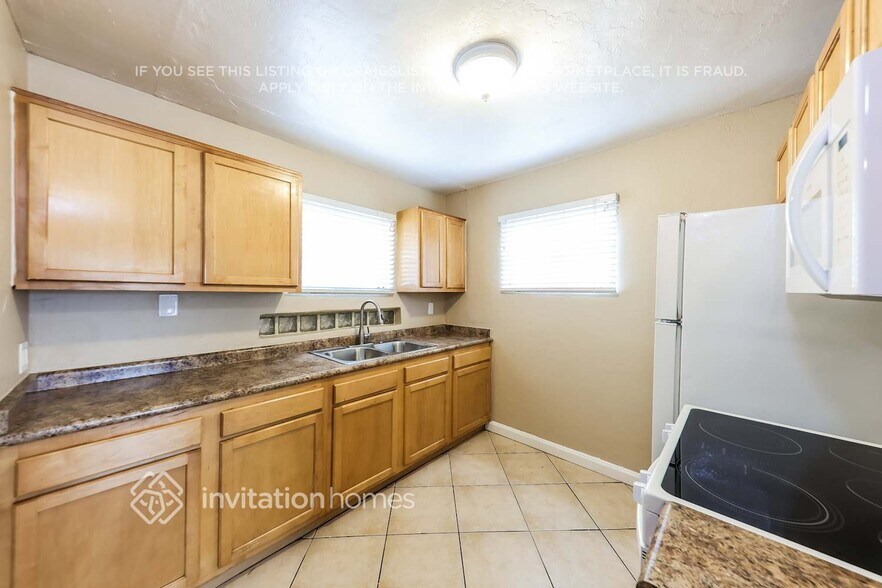 Building Photo - 806 E Amelia Ave