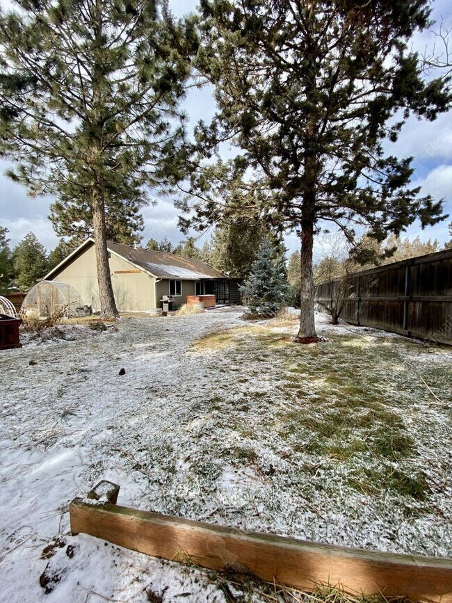 Building Photo - Updated 3BR - 2BA Gardener's Dream, w/ RV parking