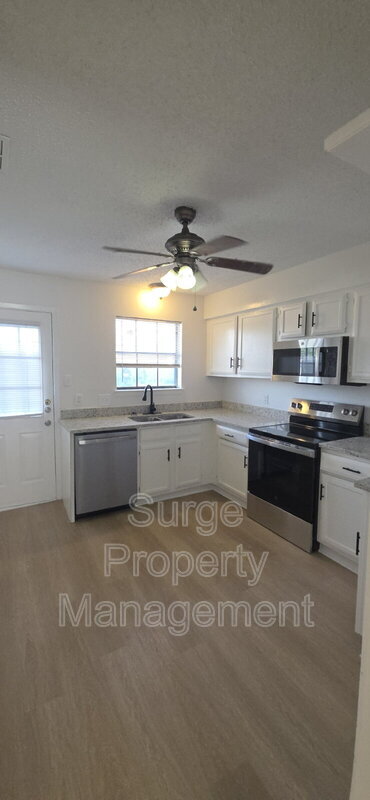 Building Photo - 235 Vista Way