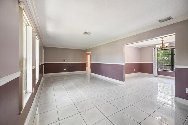 Building Photo - 4928 Marbella Rd N