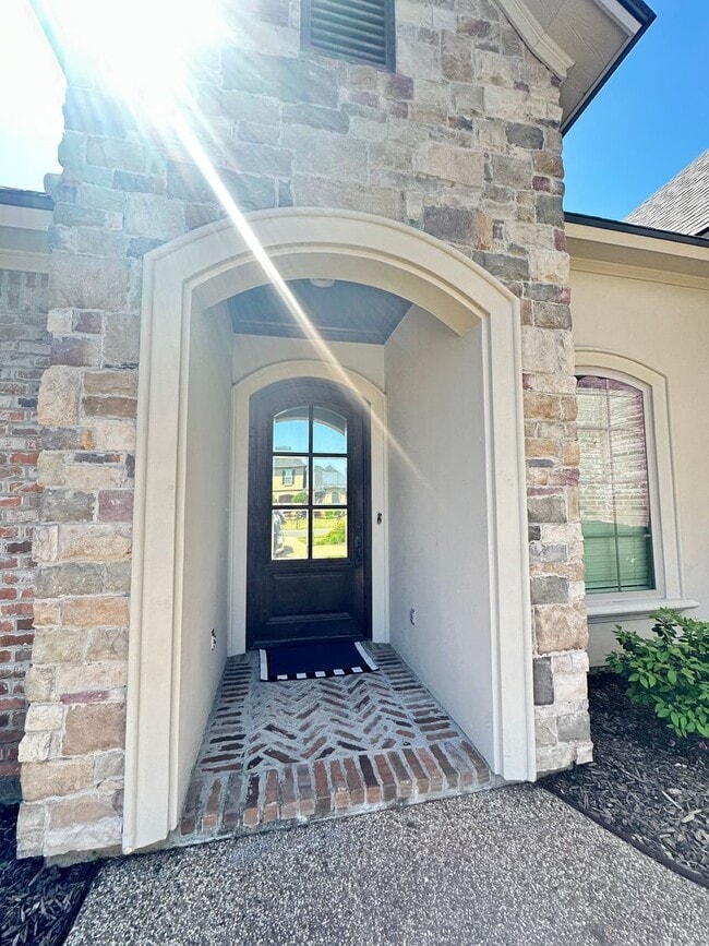 Building Photo - Gated community with community POOL!!!!