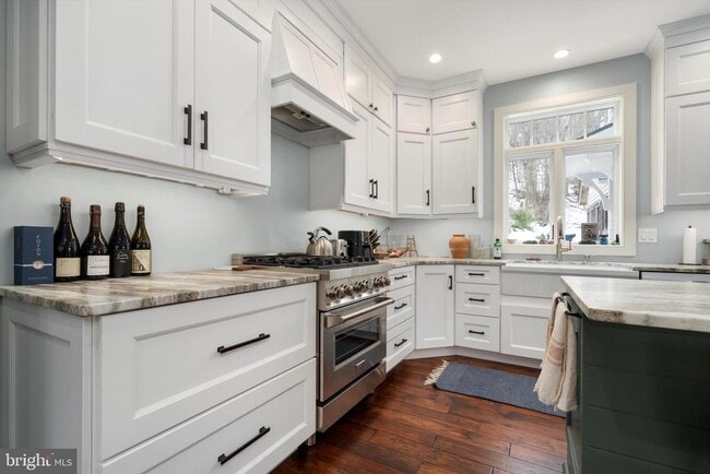 Building Photo - 3741 River Rd