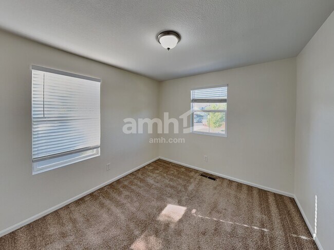 Building Photo - 861 Stagecoach Dr