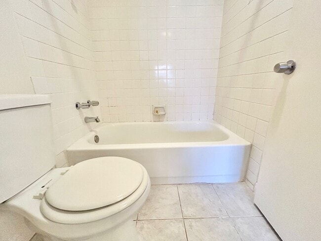 Building Photo - ADORABLE UPSTAIRS CONDO! 2 BEDROOM / 2 FUL...