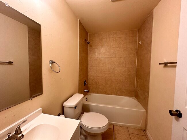 Building Photo - 641 SE 12th Ct