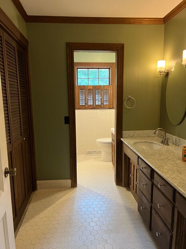 Building Photo - Single Family Home on almost an acre, 4 be...