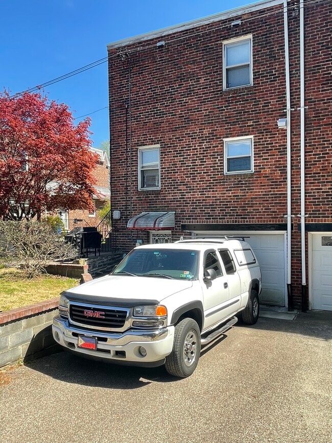 Building Photo - 639 Barnes St