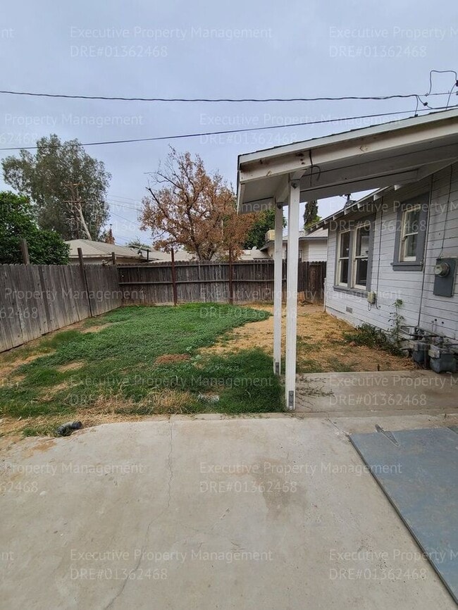 Building Photo - 3 bedroom/ 2 bathroom house located in East Bakersfield near a hospital and an elementary school.