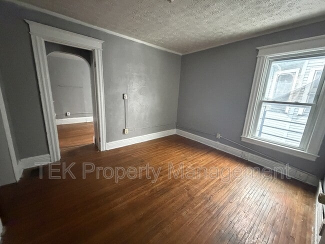 Building Photo - 195 Parsells Ave