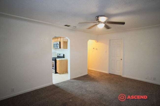 Building Photo - Cozy home located in the Northeast!