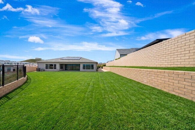 Building Photo - 30000 N Camino los Robles