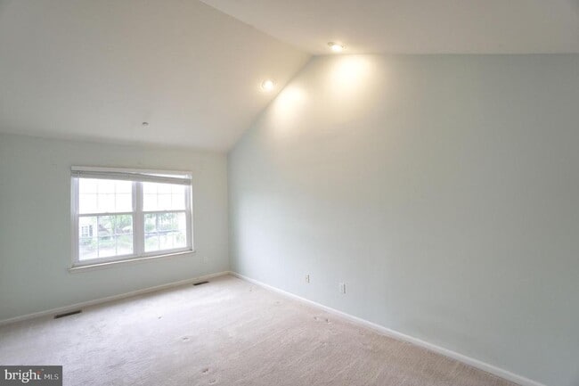 Building Photo - 250 Lookout Pl