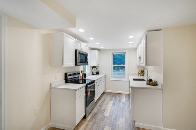 Building Photo - 1030 Oak St